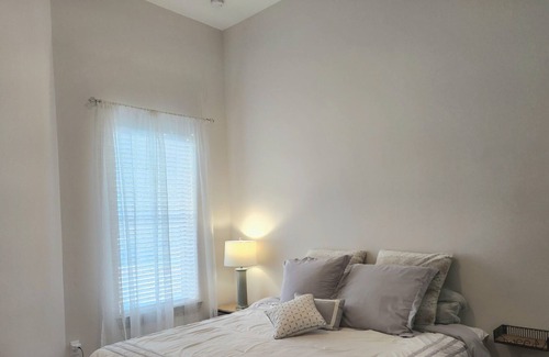Garland Apartamento | Elegant and Modern property in a family friendly community.