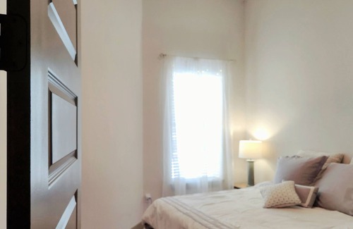 Garland Apartamento | Elegant and Modern property in a family friendly community.