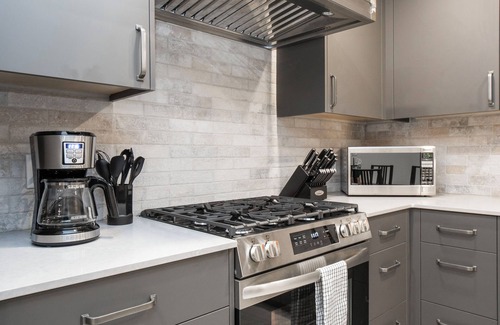 District of North Vancouver Casa | Elegant and Roomy Forest Getaway