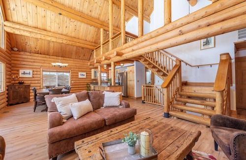 Serene Lakes Casa | Elegant and Spacious Log Cabin - walk to trails and beach, mins to Sugarbowl.
