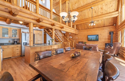 Serene Lakes Casa | Elegant and Spacious Log Cabin - walk to trails and beach, mins to Sugarbowl.