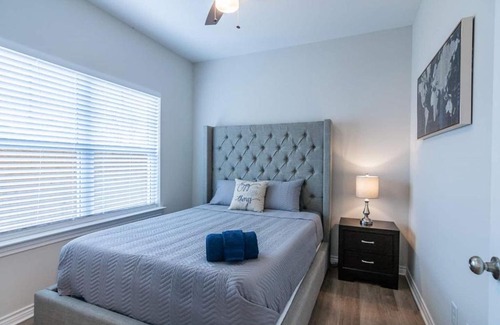 Foster Place Casa | Elegant and Spacious Family Home Unit A - Sleeps 14
