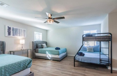 Foster Place Casa | Elegant and Spacious Family Home Unit A - Sleeps 14