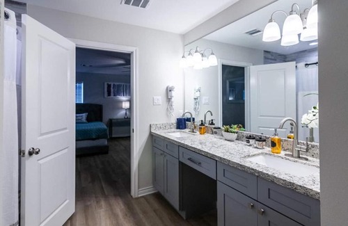 Foster Place Casa | Elegant and Spacious Family Home Unit A - Sleeps 14