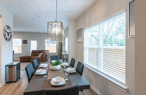 Foster Place Casa | Elegant and Spacious Family Home Unit A - Sleeps 14