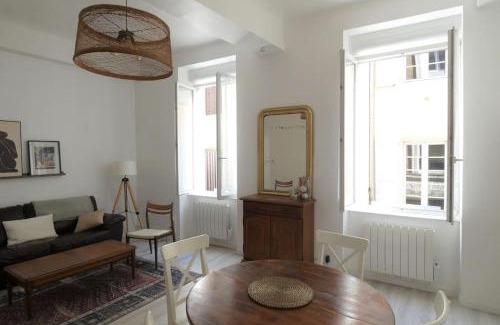 Tournon-sur-Rhone Apartamento | Elegant Apartment in Historic Center of Tournon