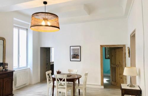 Tournon-sur-Rhone Apartamento | Elegant Apartment in Historic Center of Tournon
