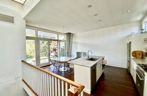 Boerum Hill Apartamento | Elegant apartment on Brooklyn's bustling Smith Street.