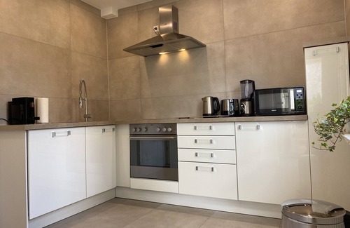 Hanau Apartamento | Elegant apartment with balcony and outdoor seating area with two parking spaces