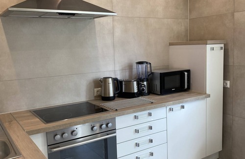 Hanau Apartamento | Elegant apartment with balcony and outdoor seating area with two parking spaces