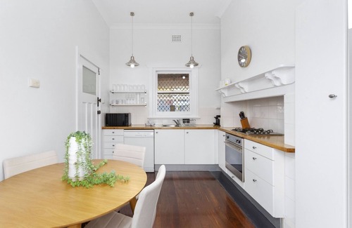 West Perth Casa | Elegant Art Deco Semi Detached 2-Bed Home by Parks
