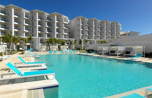 Punta Cana Apartamento | Elegant Art Suite: Freestanding Tub, Rainforest Showers, and Premium Benefits