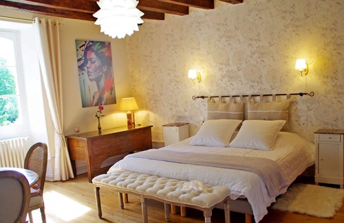 La Menitre Cama Y Desayuno | Elegantes habitaciones en La Ménitré con piscina climatizada y wifi