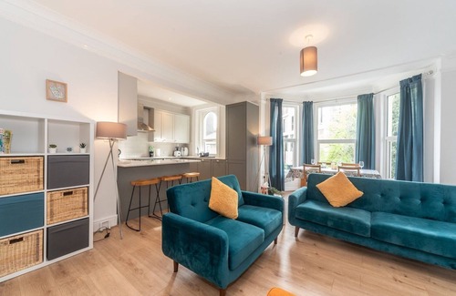 Grove Apartamento | Elegant, bright flat, free parking | Pass the Keys