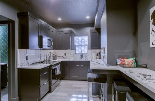 Lincoln Casa | Elegant Black Modern Getaway