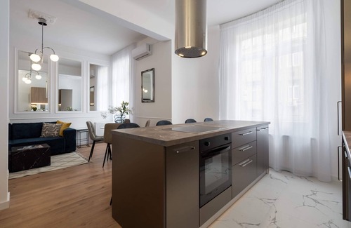 Bucharest City-Centre Apartamento | Elegant & Bright 2BR Condos - Steps from Old Town