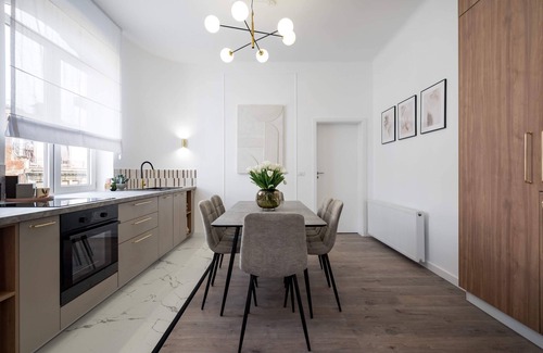 Bucharest City-Centre Apartamento | Elegant & Bright 2BR Condos - Steps from Old Town