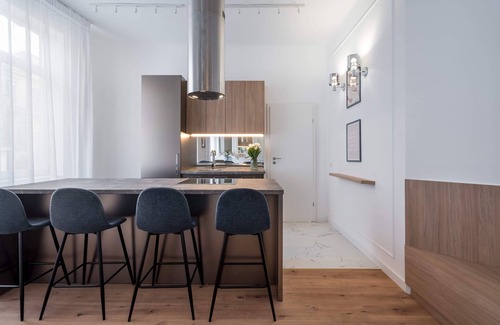 Bucharest City-Centre Apartamento | Elegant & Bright 2BR Condos - Steps from Old Town