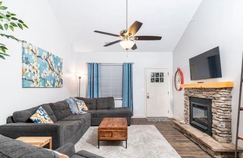 Townsend Casa | Elegant Cades Cove Condo with Community Pool