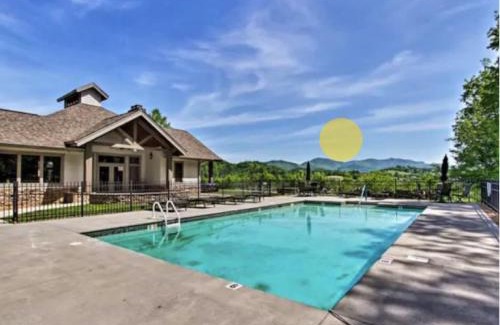 Townsend Casa | Elegant Cades Cove Condo with Community Pool