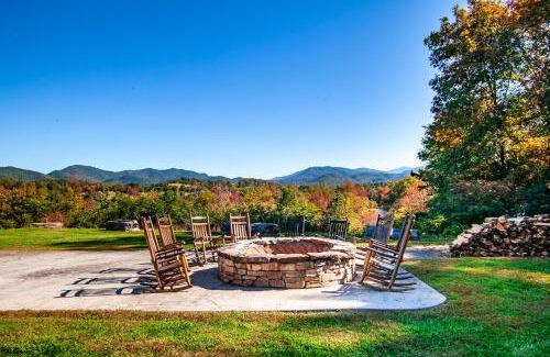 Townsend Casa | Elegant Cades Cove Condo with Community Pool