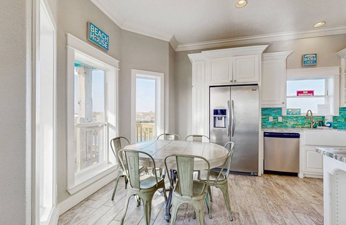 Galveston Casa | Elegante casa frente al canal con muelle nuevo, hoguera, plataforma y kayaks, ¡cerca de la playa!