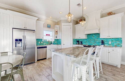 Galveston Casa | Elegante casa frente al canal con muelle nuevo, hoguera, plataforma y kayaks, ¡cerca de la playa!