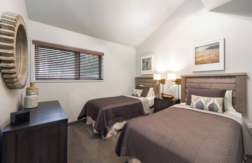 Redmond Hotel | Elegant Canyon Rim Retreat & Spa | 2 Units | Near Eagle Crest Golf Course