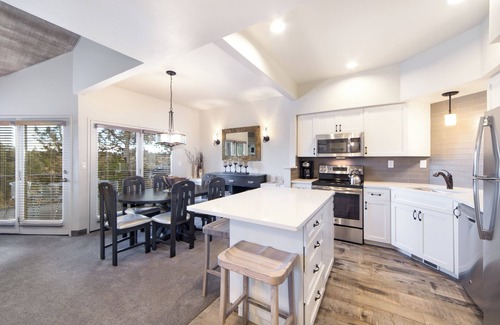 Redmond Hotel | Elegant Canyon Rim Retreat & Spa | 2 Units | Near Eagle Crest Golf Course