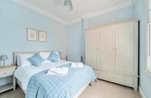 Guildford Casa | Elegant Central Guildford Home with Castle Views Pass The Keys