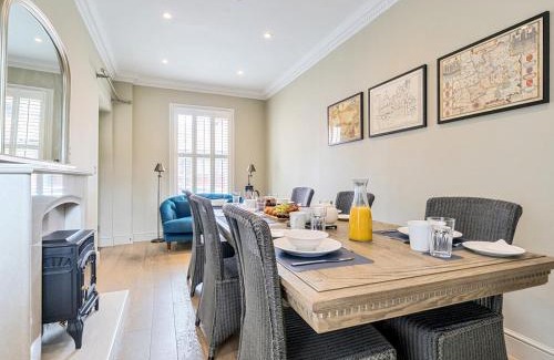 Guildford Casa | Elegant Central Guildford Home with Castle Views Pass The Keys