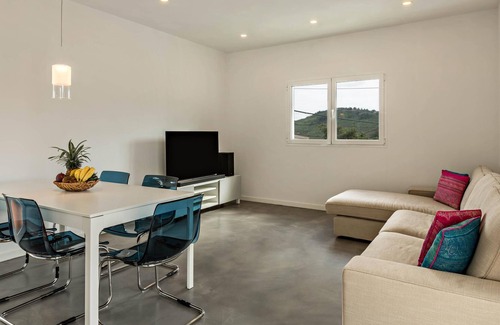 Santa Brígida Chalet De Esquí | Elegante Chalet "Casa del Monte" con Wi-Fi, terraza y jardín; aparcamiento disponible