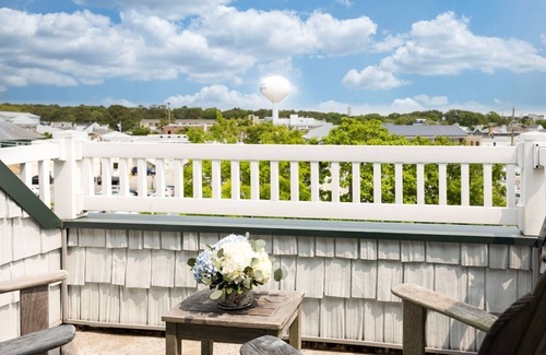 South Rehoboth Apartamento | Elegant Club Suite | King Beds & Hydrotherapy Tub