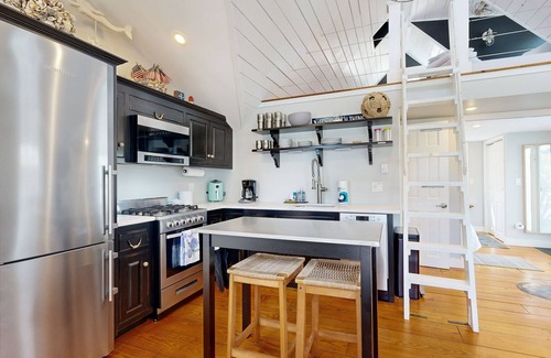 Mashpee Casa | Elegant coastal cottage with a full kitchen & patio - steps from private beach