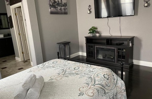 Regency Park Casa | Elegant & Comfortable Room SMF