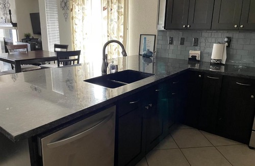 Regency Park Casa | Elegant & Comfortable Room SMF
