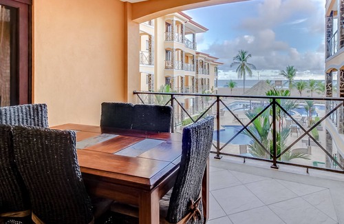 Barrio Los Villalobos Apartamento | Elegante condominio en propiedad frente al mar con piscina compartida y vistas al mar!