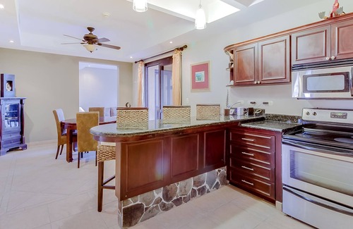 Barrio Los Villalobos Apartamento | Elegante condominio en propiedad frente al mar con piscina compartida y vistas al mar!