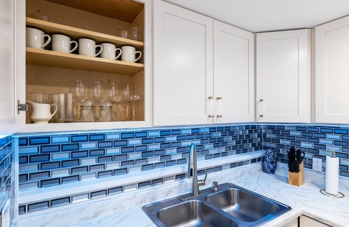 Pacific - Edison Condominio | “Elegant Condo Steps from Americana”