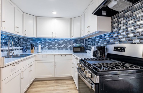 Pacific - Edison Condominio | “Elegant Condo Steps from Americana”