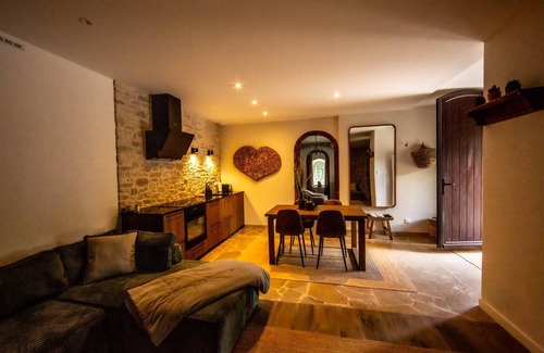 Gex Apartamento | Elegant Courtyard Retreat on Estate near Geneva. Mont Blanc views. Pet-Friendly!