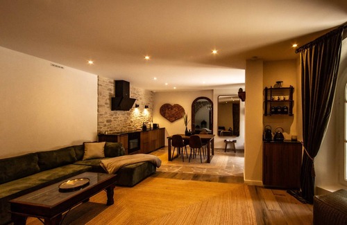 Gex Apartamento | Elegant Courtyard Retreat on Estate near Geneva. Mont Blanc views. Pet-Friendly!