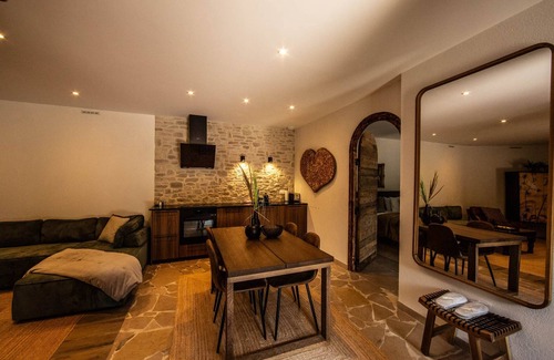 Gex Apartamento | Elegant Courtyard Retreat on Estate near Geneva. Mont Blanc views. Pet-Friendly!