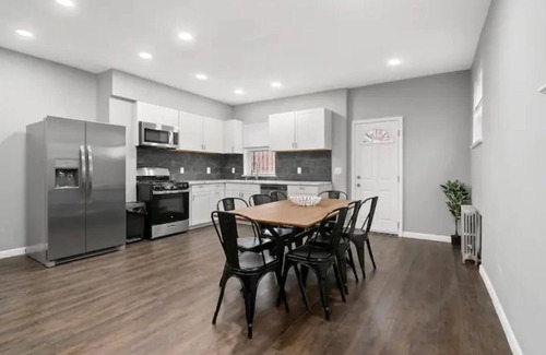 East Flatbush Casa | Elegant Cozy Spacious Home near train with parking