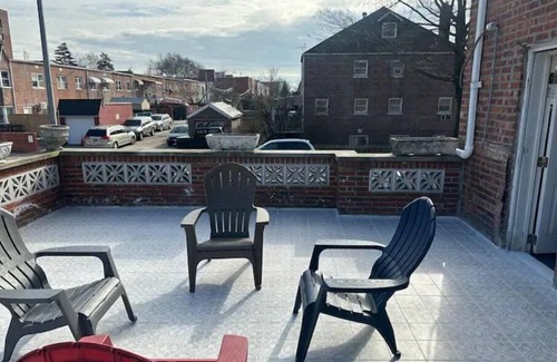 East Flatbush Casa | Elegant Cozy Spacious Home near train with parking