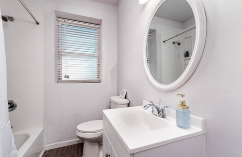 DeBaliviere Place Apartamento | Elegant Cozysuites 2BR Condo w/parking! 03