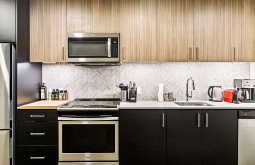 Downtown Apartamento | Elegant design meets optimal location amid the natural beauty of Downtown Redmond.