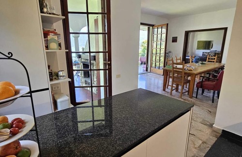 Brusimpiano Condominio | Amplio ,. Wg. 2 plantas, terraza cubierta, con vistas al mar, jardín, playa privada