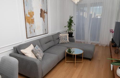 Novi Sad Apartamento | Elegant Downtown Apartment with Private Parking
