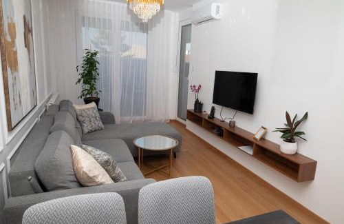 Novi Sad Apartamento | Elegant Downtown Apartment with Private Parking